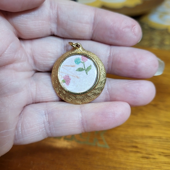Vintage Round Gold Tone Photo Frame Pendant Charm Necklace - Picture 2 of 14
